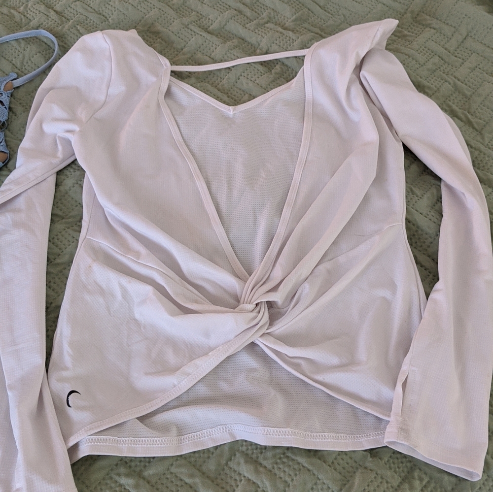 Zyia white v back vibe long sleeve